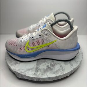 Size 7- WOMEN'S NIKE QUEST 6 RUNNING SHOES